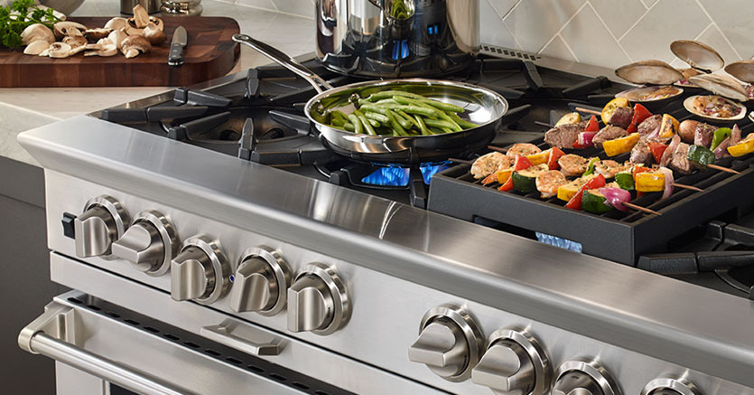 Плиты электрические, газовые и индукционные предназначены для приготовления блюд в наплитной посуде, для выпечки кулинарных и кондитерских изделий в жарочном шкафу на предприятиях питания как самостоятельно, так и в составе технологических линий.